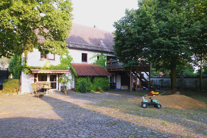 Ein Hof zum Leben: Wohnen, Werkstatt, Garten und ganz viel Raum